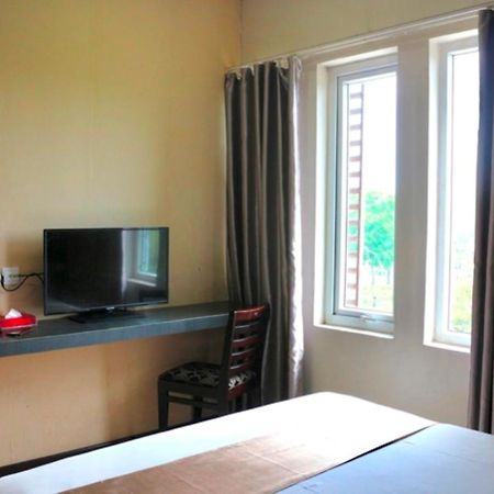 Crew Express Hotel Lubukpakam Екстер'єр фото