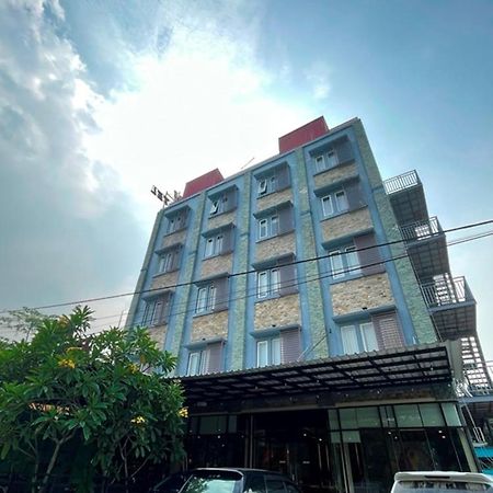 Crew Express Hotel Lubukpakam Екстер'єр фото