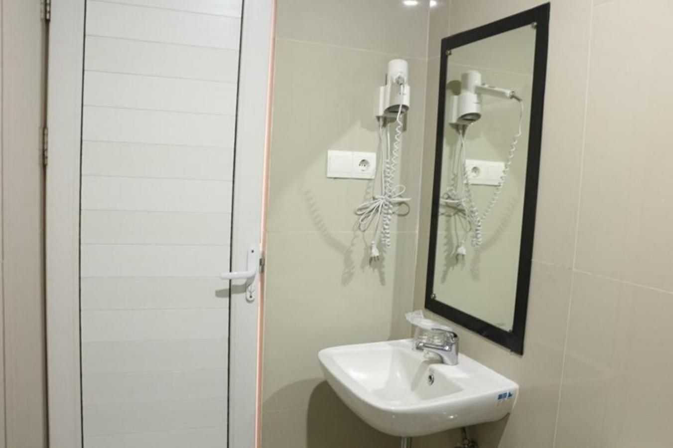Crew Express Hotel Lubukpakam Екстер'єр фото