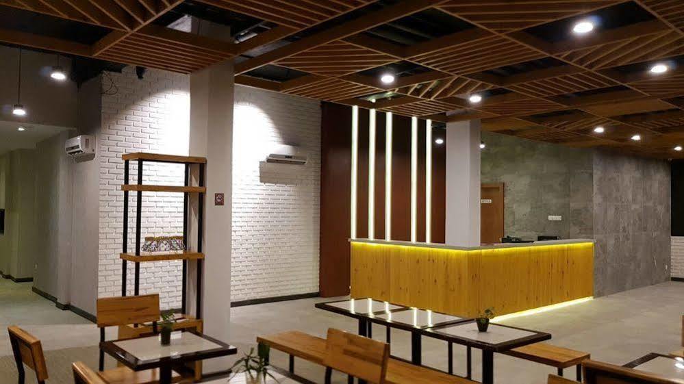Crew Express Hotel Lubukpakam Екстер'єр фото